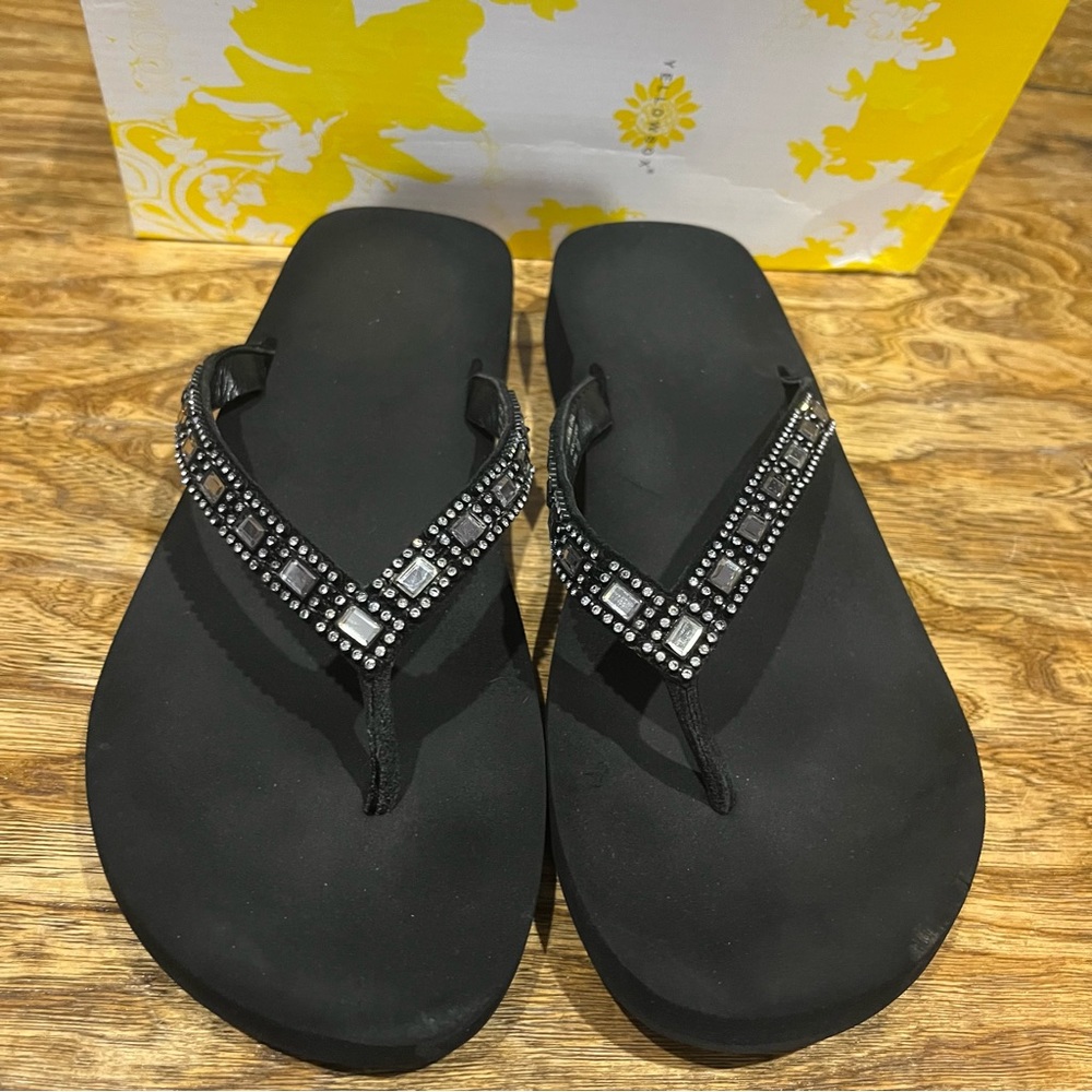 Yellow Box Elisa rhinestone flip flops Sz 10.
